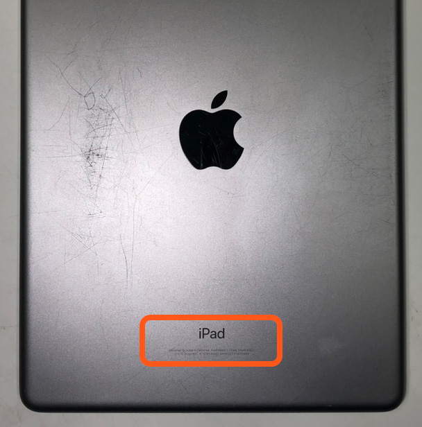 本体の裏側に刻印されている文字を確認します。(iPadの刻印の下)